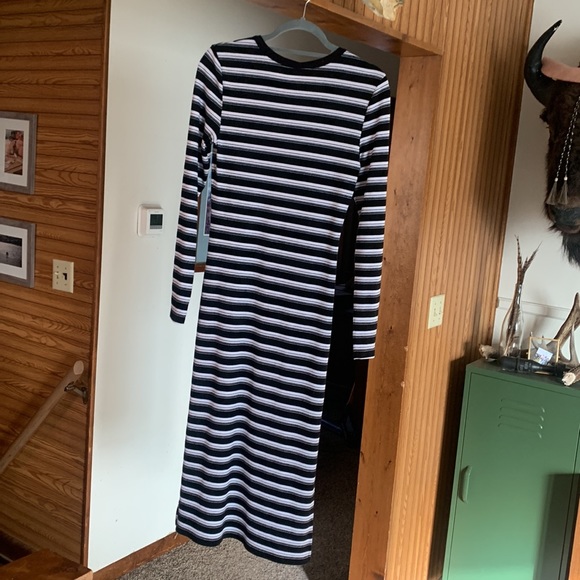 Black and white striped dress with side slits - Picture 2 of 6